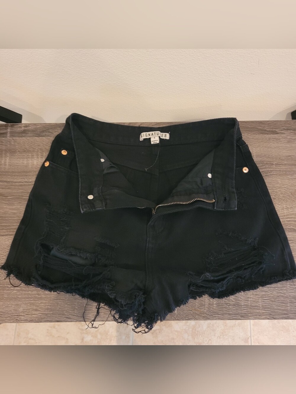 Signature8 Black Distressed Denim Jean Short Size S - Picture 9 of 9